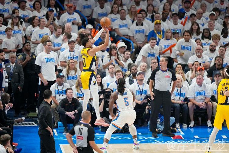 哈利伯顿神奇助攻 助攻西亚卡姆轻松上篮 哈利伯顿神奇助攻 助攻西亚卡姆轻松上篮