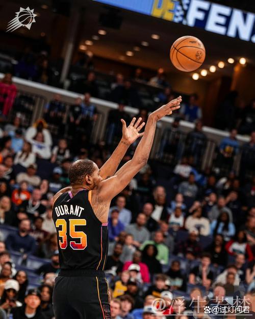 杜兰特中距离精准出手 压哨跳投命中 杜兰特中距离精准出手 压哨跳投命中